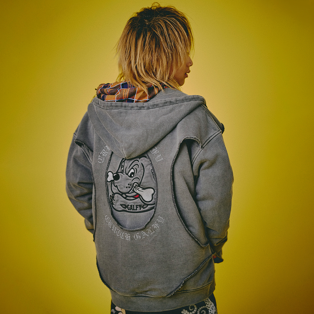 [予約品]【11月末頃までにお届け予定】穴の向こうにわんちゃんパーカー 153056